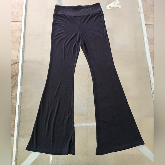 No Boundaries Black Flare Yoga Pants M Soft Stretch High Rise 90s Minimalist - Picture 1 of 9